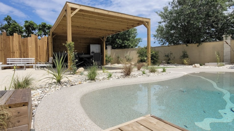 Aménager un espace piscine avec une pergola en bois.