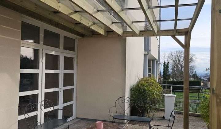 Le polycarbonate réduit-il la luminosité tout en protégeant des UV ?