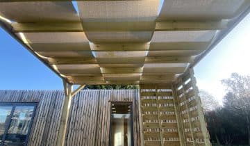 Les avantages d’une pergola en bois avec des voilages
