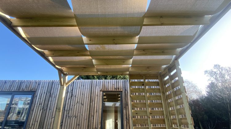 Les avantages d’une pergola en bois avec des voilages