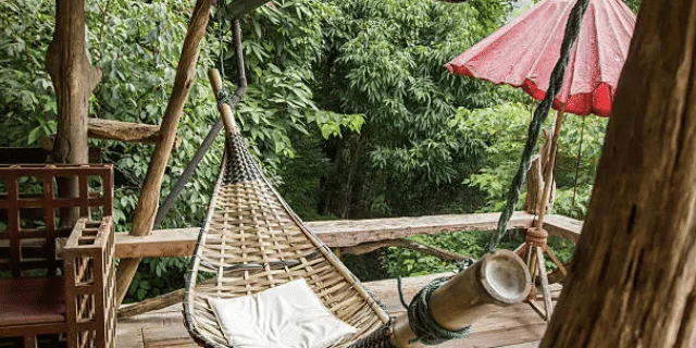 Intégrer un hamac ou un fauteuil suspendu sous sa pergola.