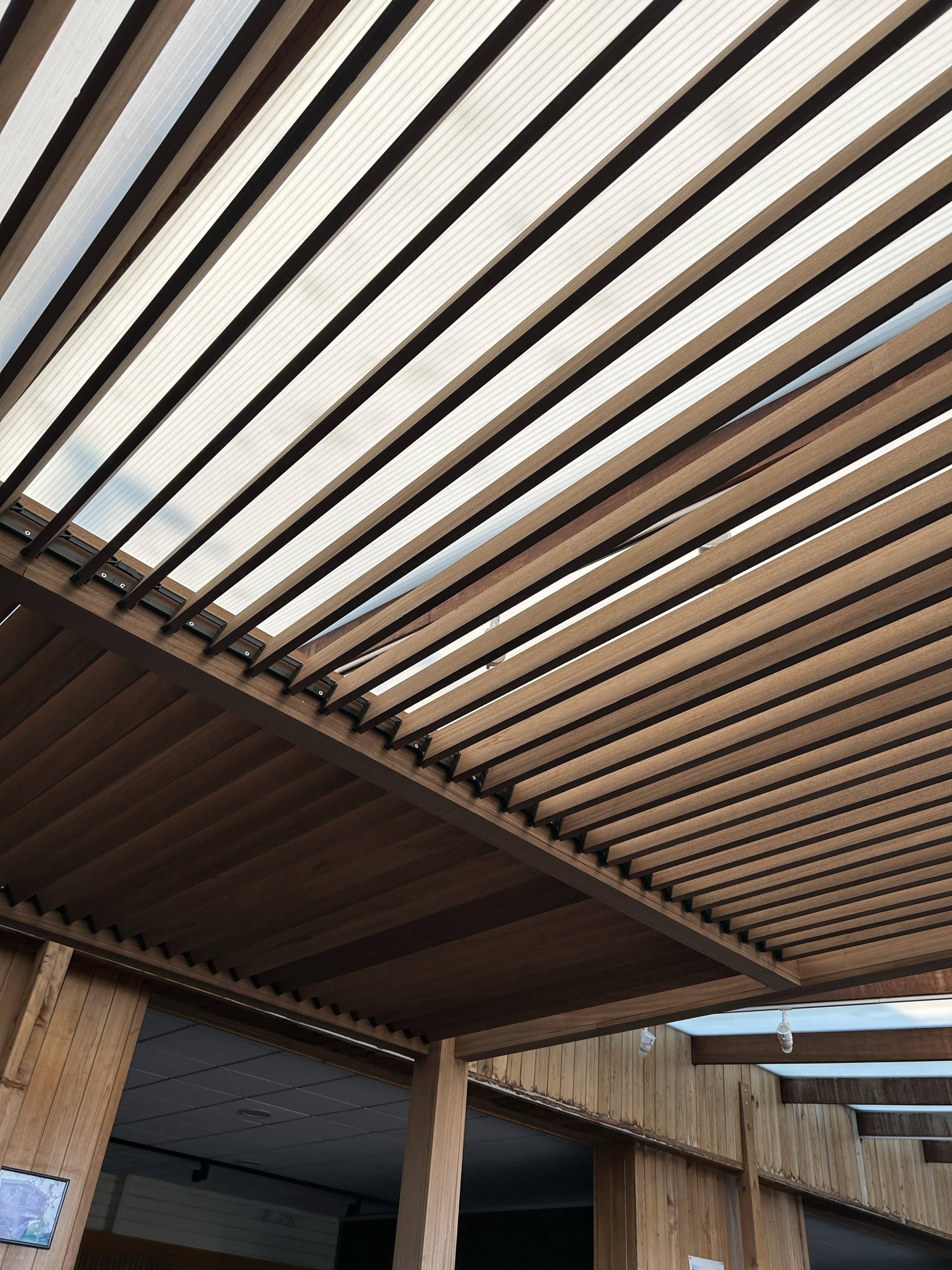 Pergola bioclimatique en bois d'Ipé avec lames orientables et couverture transparent
