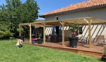 Une pergola comme espace de jeux pour les enfants en septembre