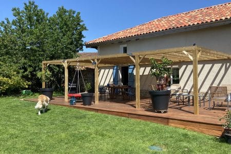 pergola en bois, jardin, espace détente, espace de jeux, été