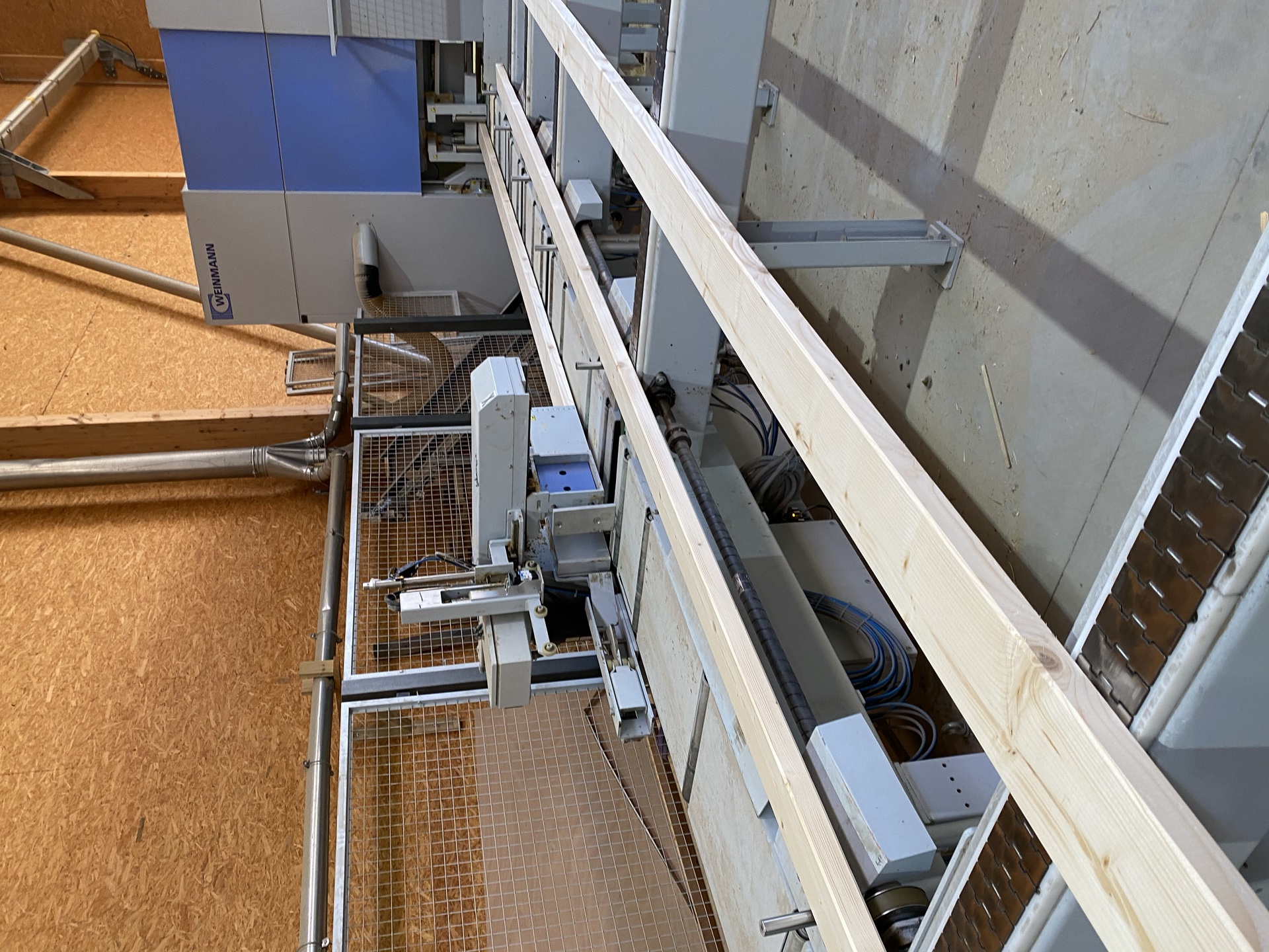 Ligne de production à commande numérique bois — vue plongeante atelier Ma Pergola Bois Illies