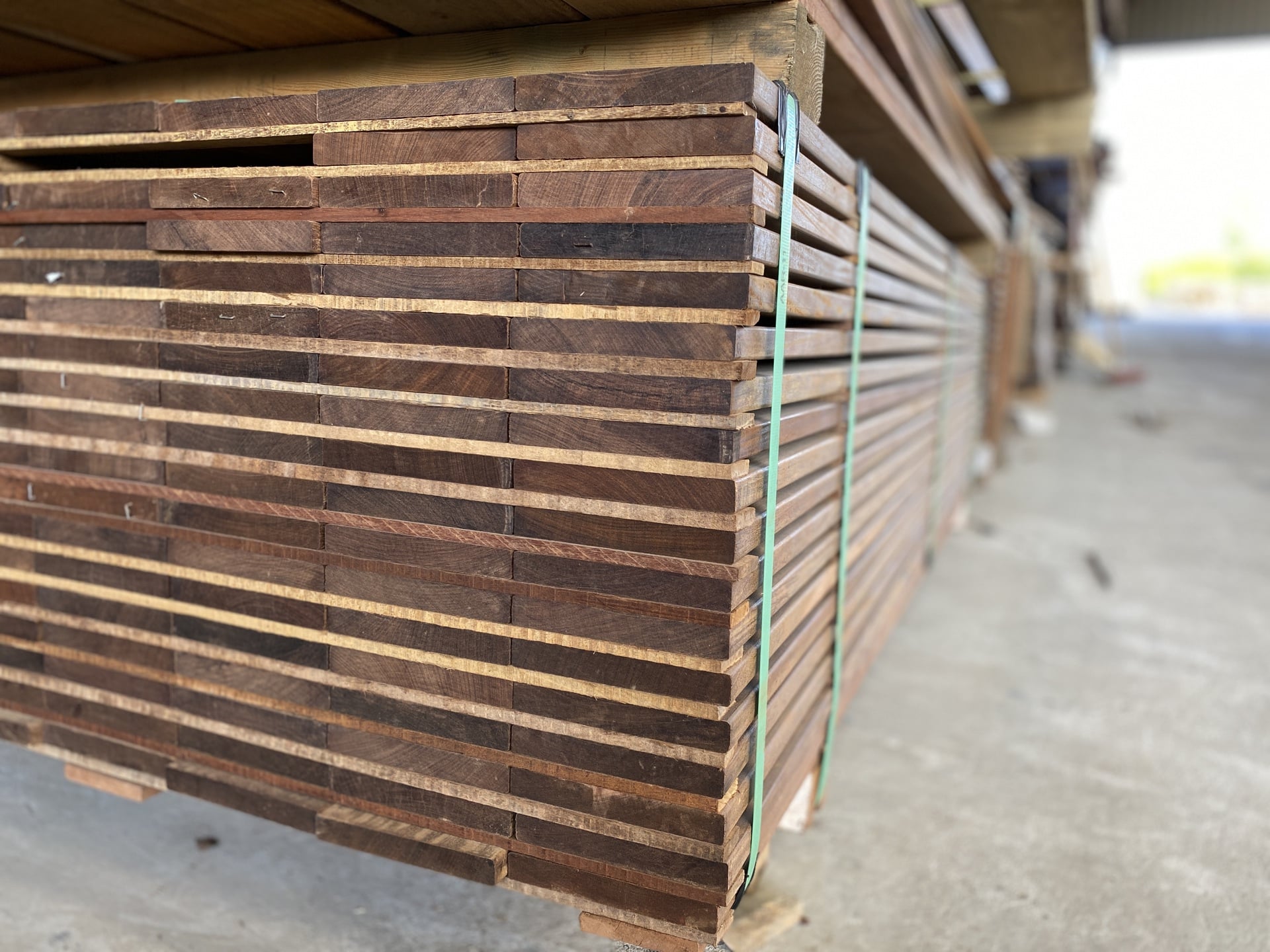 Machine à commande numérique usinant un poteau pin sylvestre — atelier Ma Pergola Bois