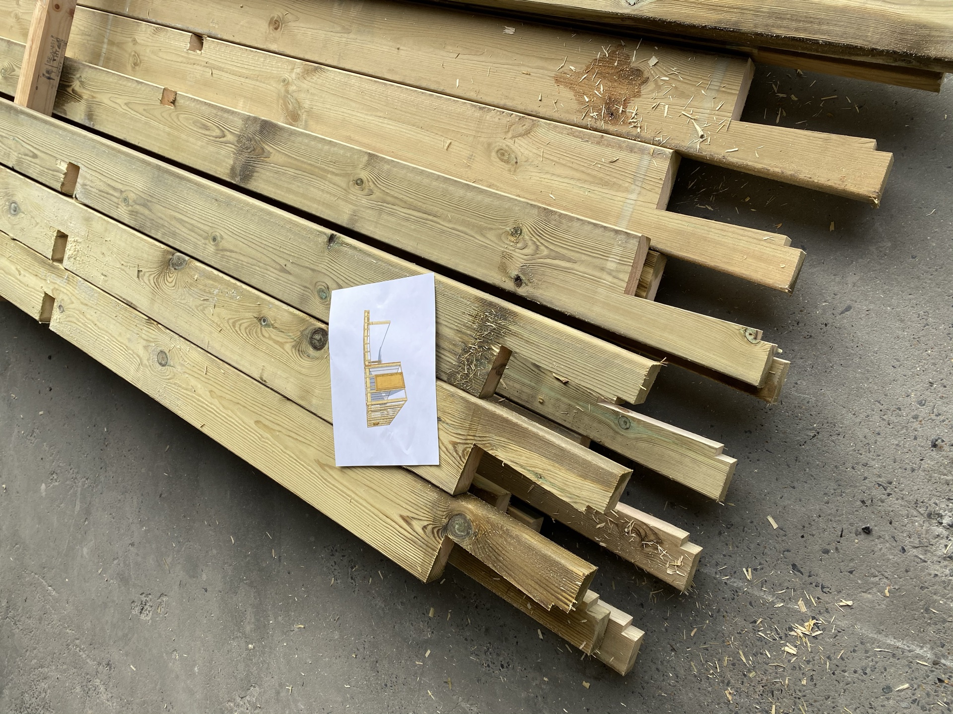 Lame de découpe à commande numérique en gros plan — fabrication pergola pin sylvestre