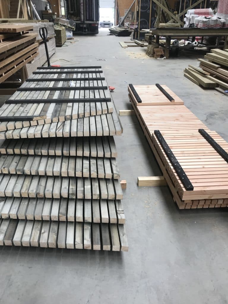 Scierie a panneaux bleue en activite — atelier production charpente bois