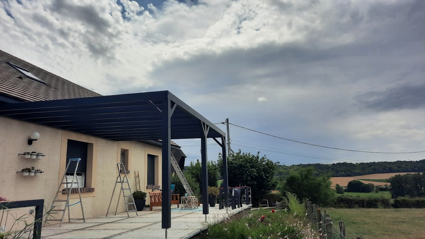 Pergola bois sur mesure — finition peinte gris anthracite