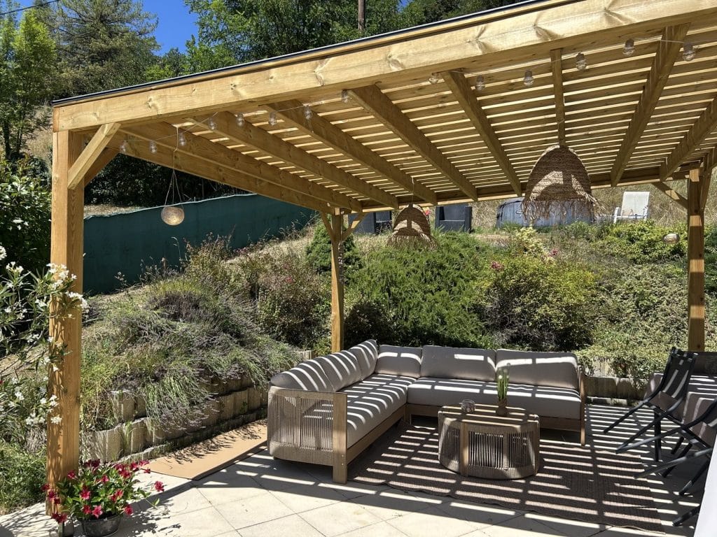 Pergola bois en pin autoclave avec salon de jardin, fabriquée sur mesure