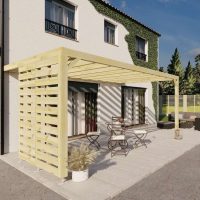 Pergola adossée en bois Douglas avec claustra sur terrasse ensoleillée devant maison