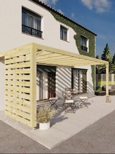 Pergola adossée en bois Douglas avec claustra sur terrasse ensoleillée devant maison