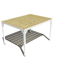 Pergola autoportante en bois clair avec platelage sur fond blanc